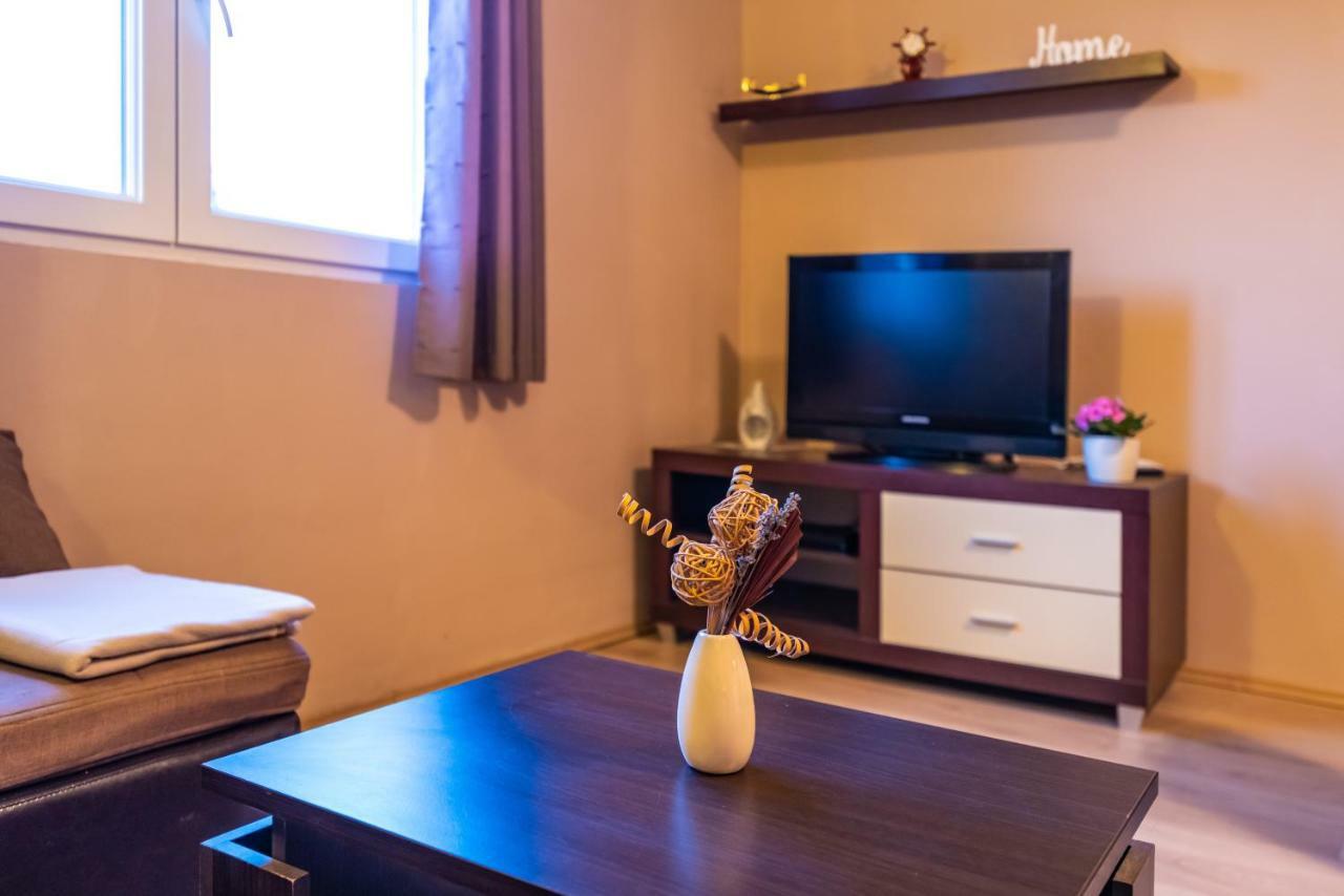 Apartment Adrian Биоград на Мору Екстериор снимка