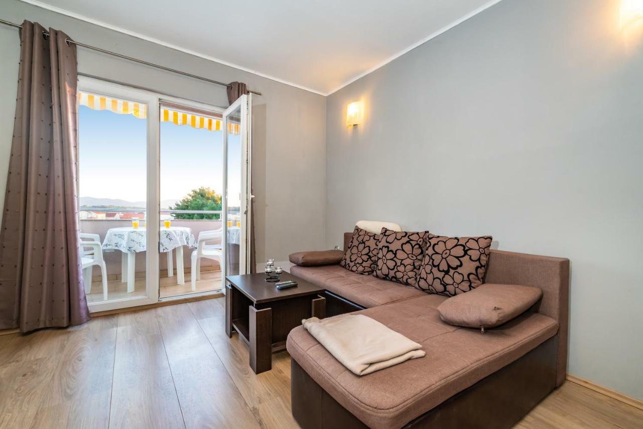 Apartment Adrian Биоград на Мору Екстериор снимка