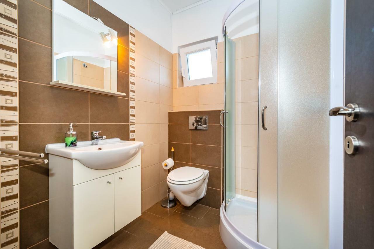 Apartment Adrian Биоград на Мору Екстериор снимка
